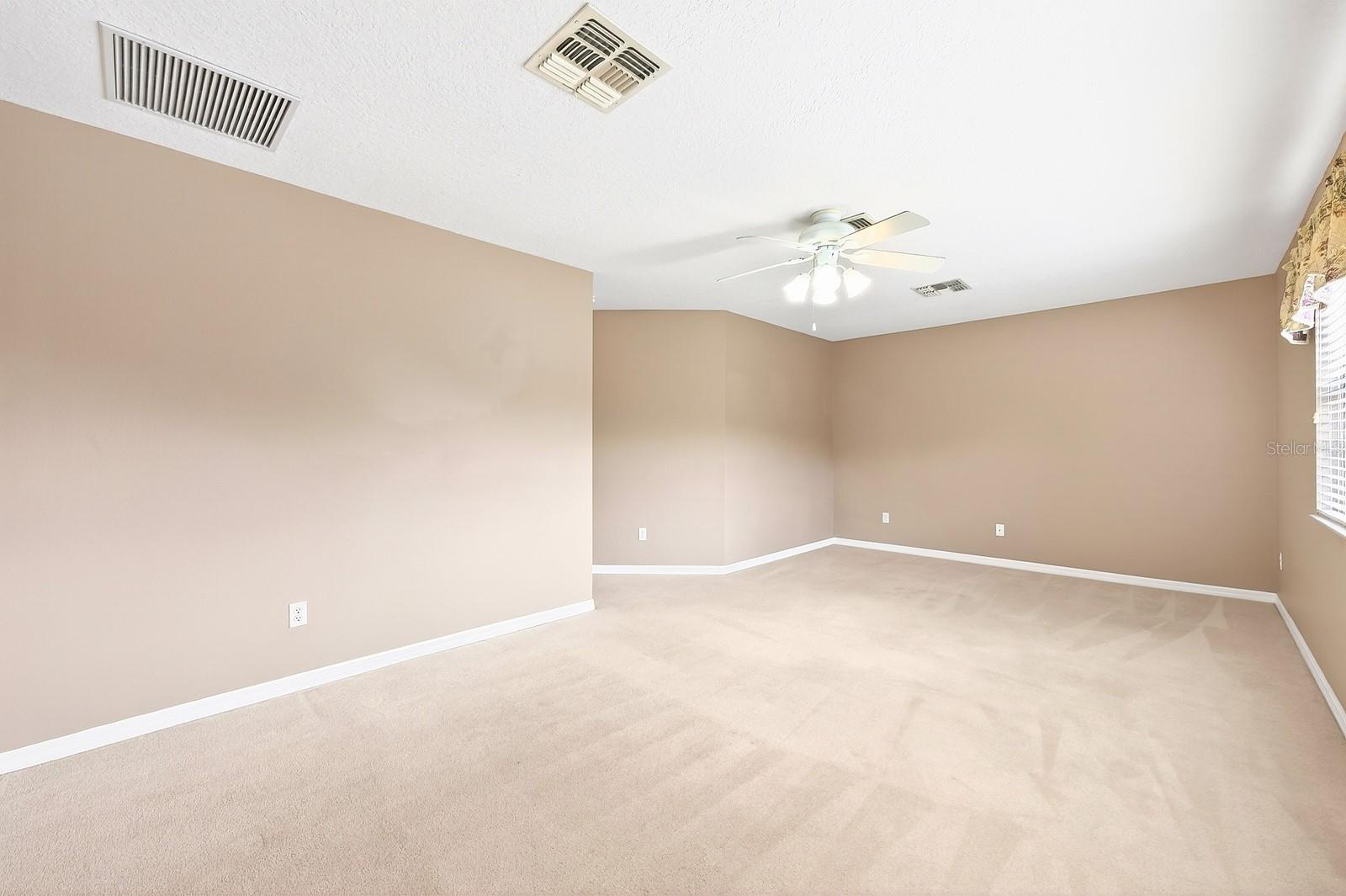 Listing photo id 26 for 3965 Emerald Estates Circle