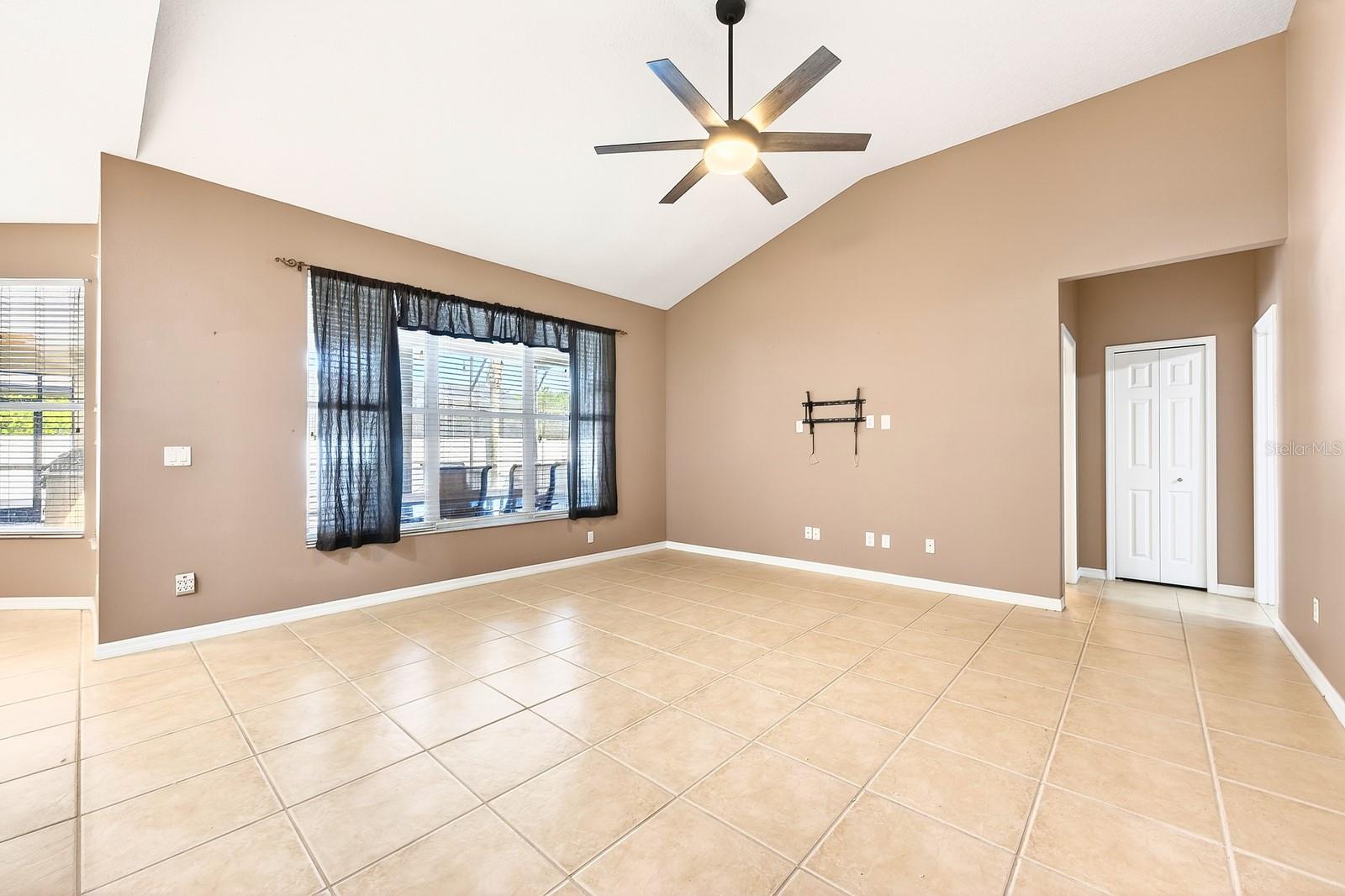 Listing photo id 43 for 3965 Emerald Estates Circle