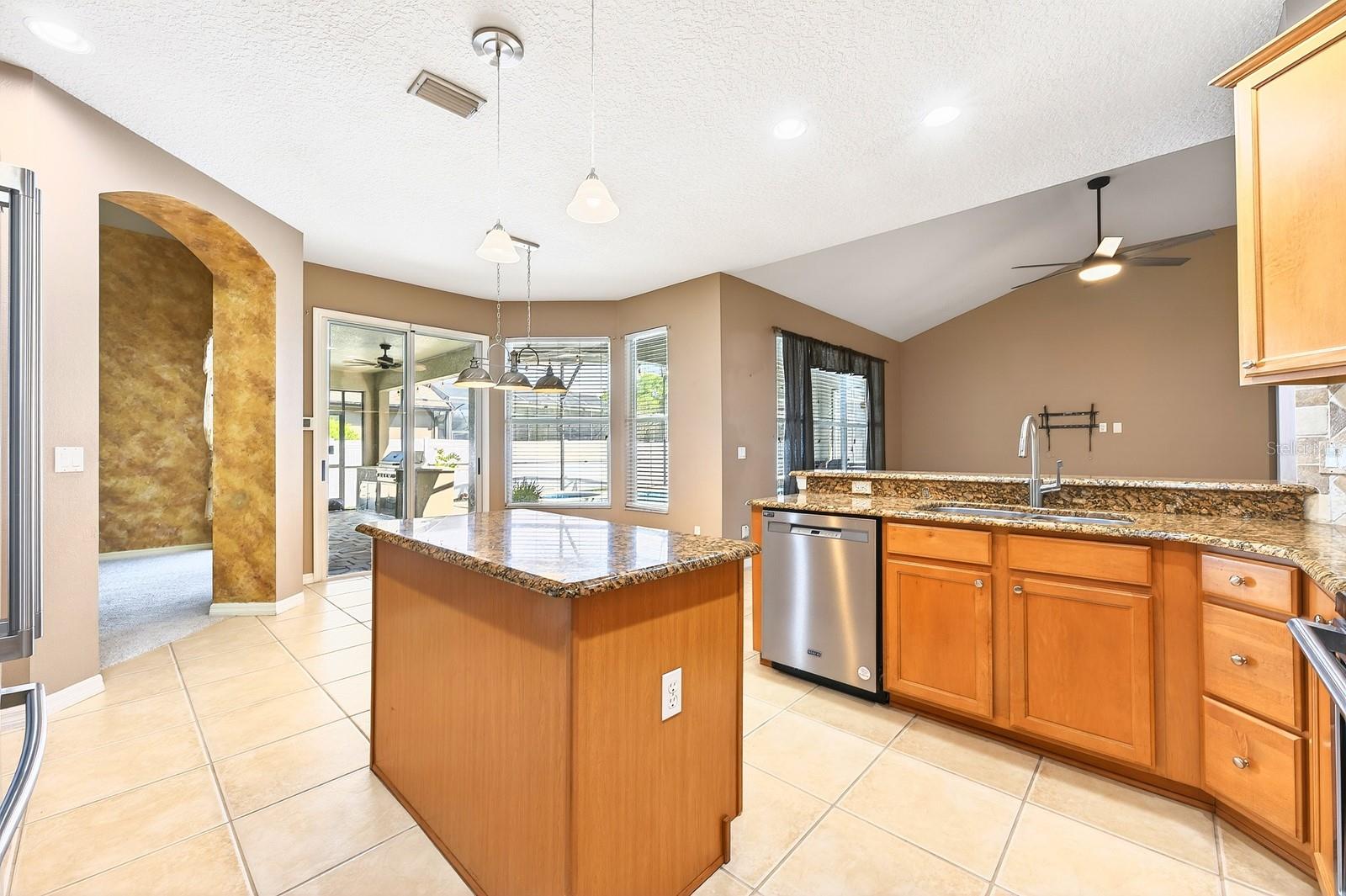 Listing photo id 4 for 3965 Emerald Estates Circle