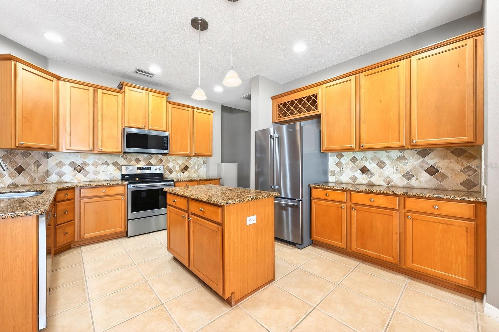 Listing photo id 5 for 3965 Emerald Estates Circle