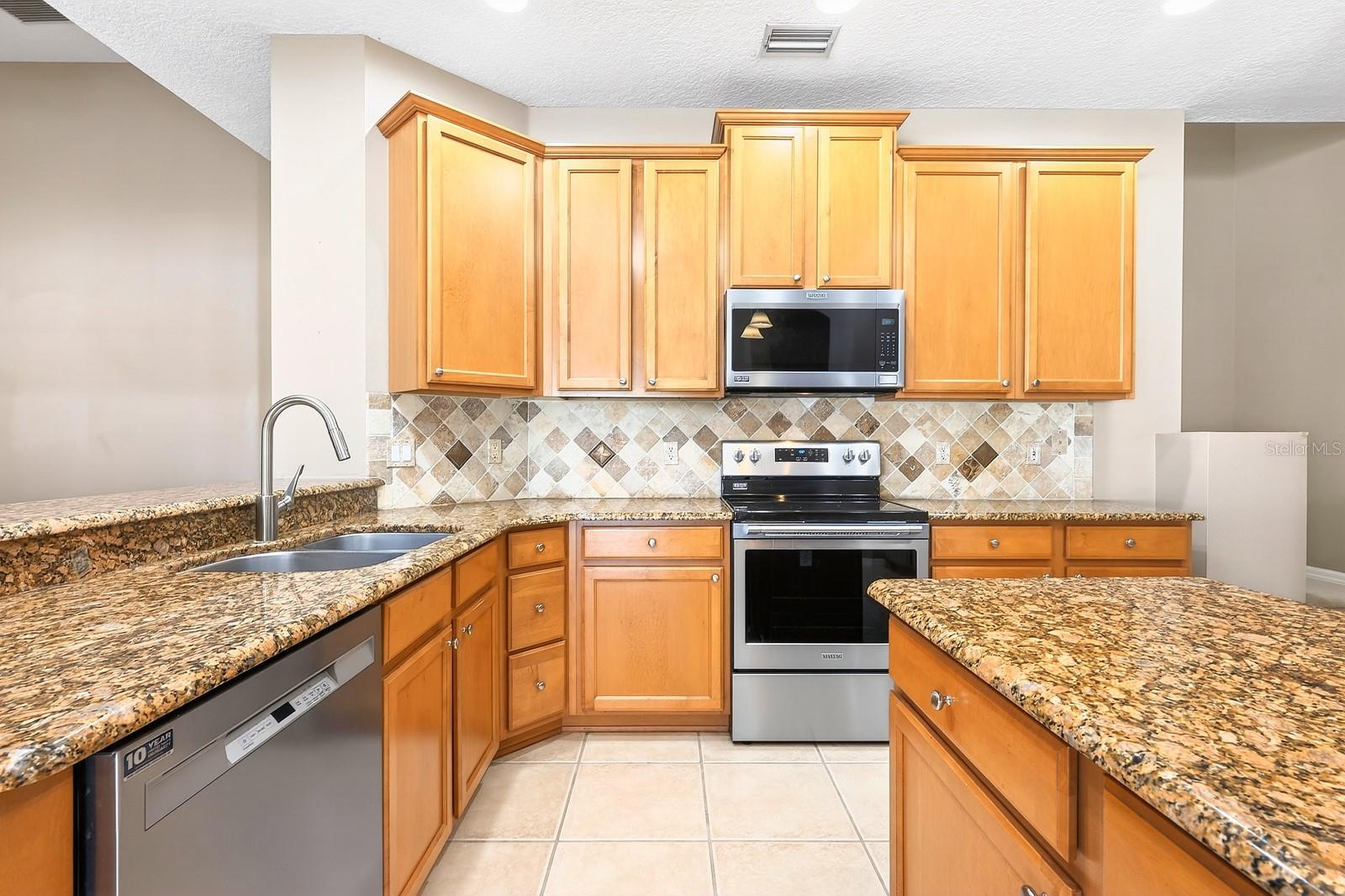 Listing photo id 6 for 3965 Emerald Estates Circle