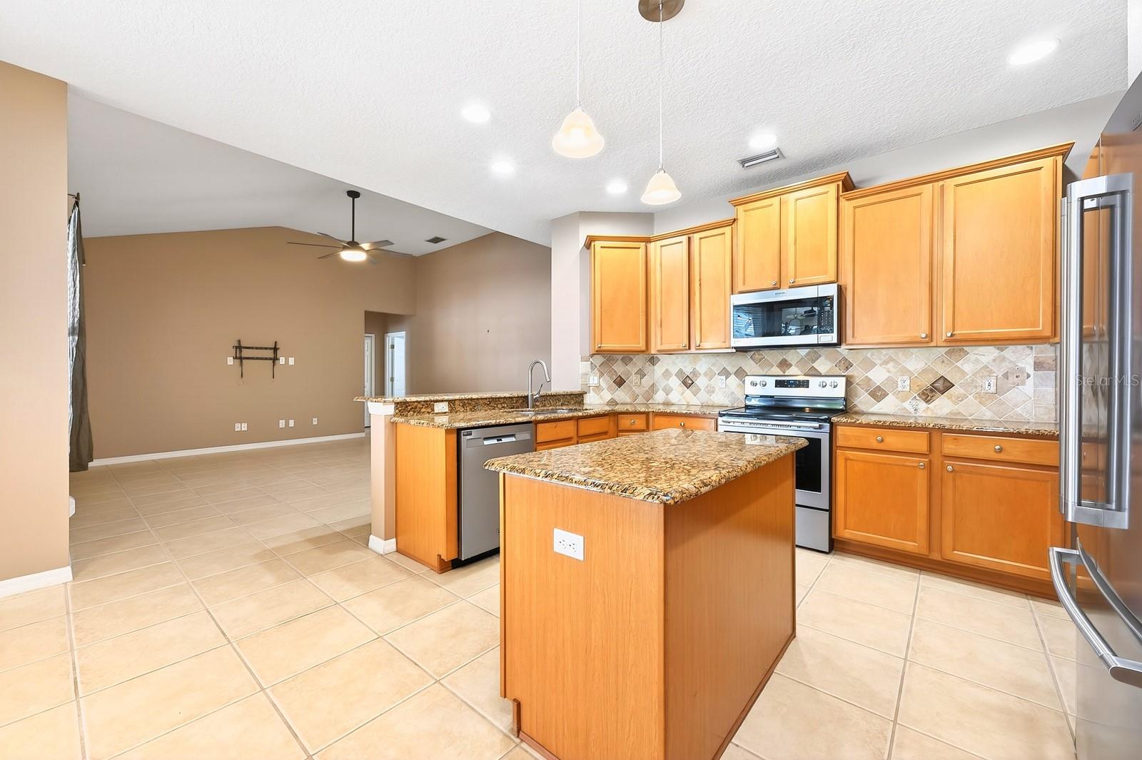 Listing photo id 7 for 3965 Emerald Estates Circle