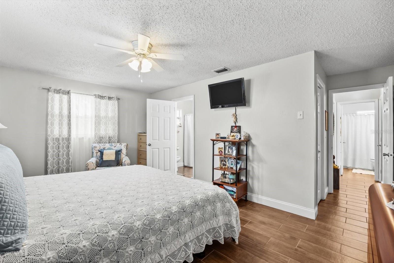 Image 17 of 36 For 1106 Landsdowne Drive