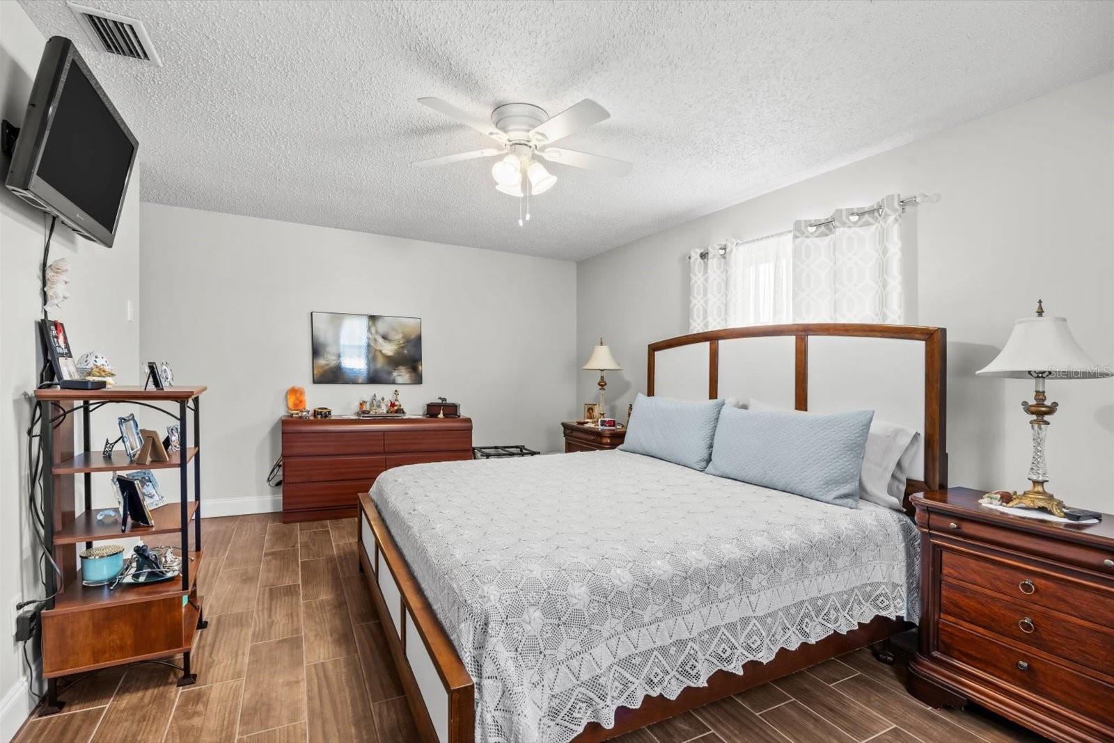 Image 18 of 36 For 1106 Landsdowne Drive