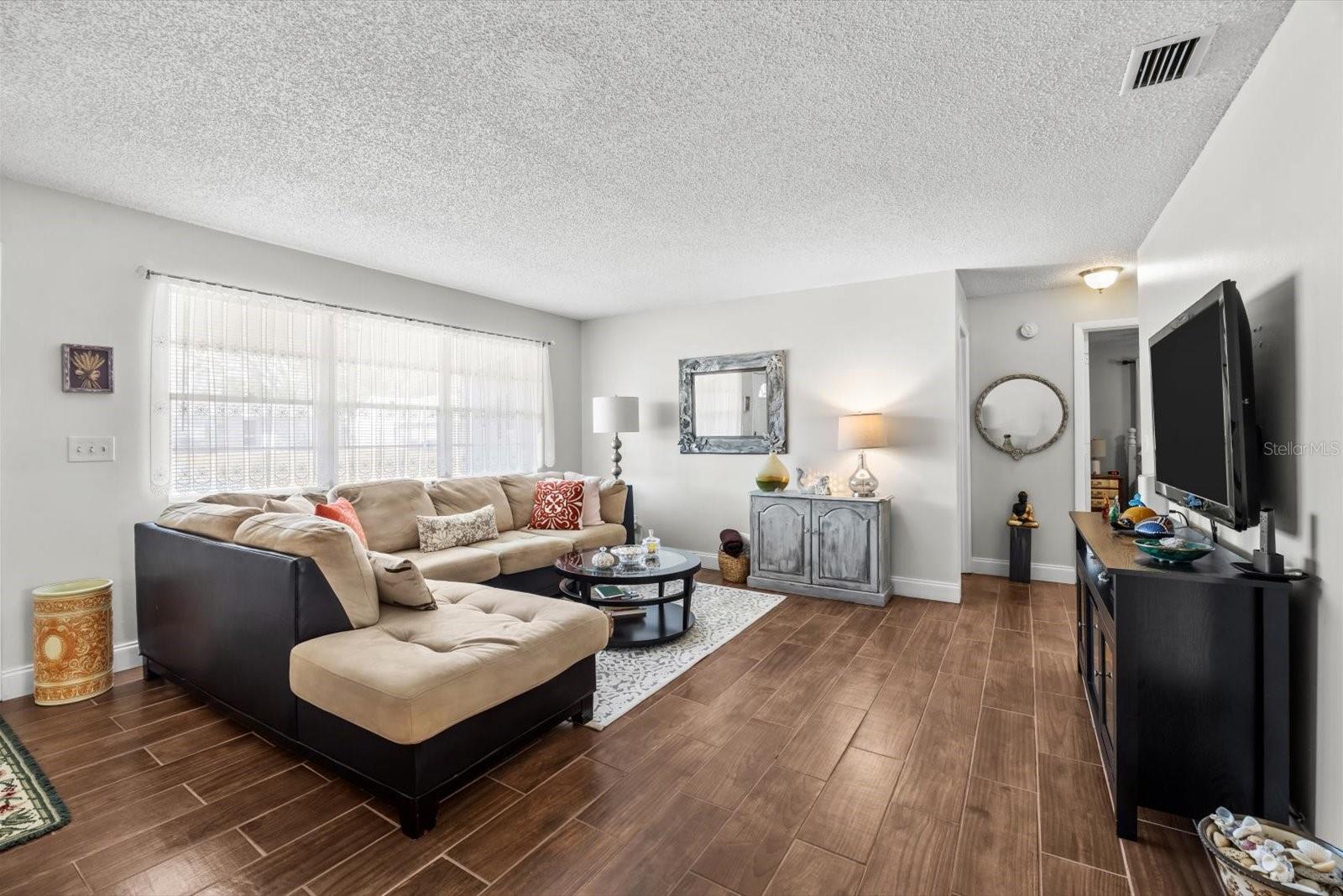 Image 7 of 36 For 1106 Landsdowne Drive