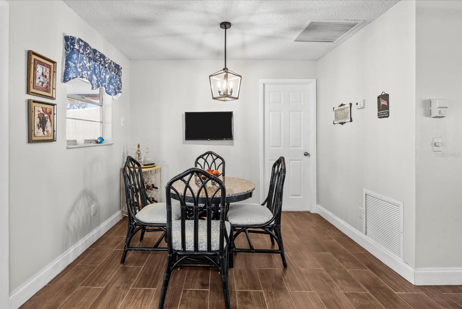 Image 9 of 36 For 1106 Landsdowne Drive