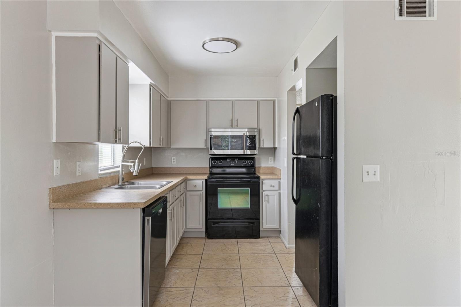 Image 4 of 9 For 46 Fairfax Avenue 44