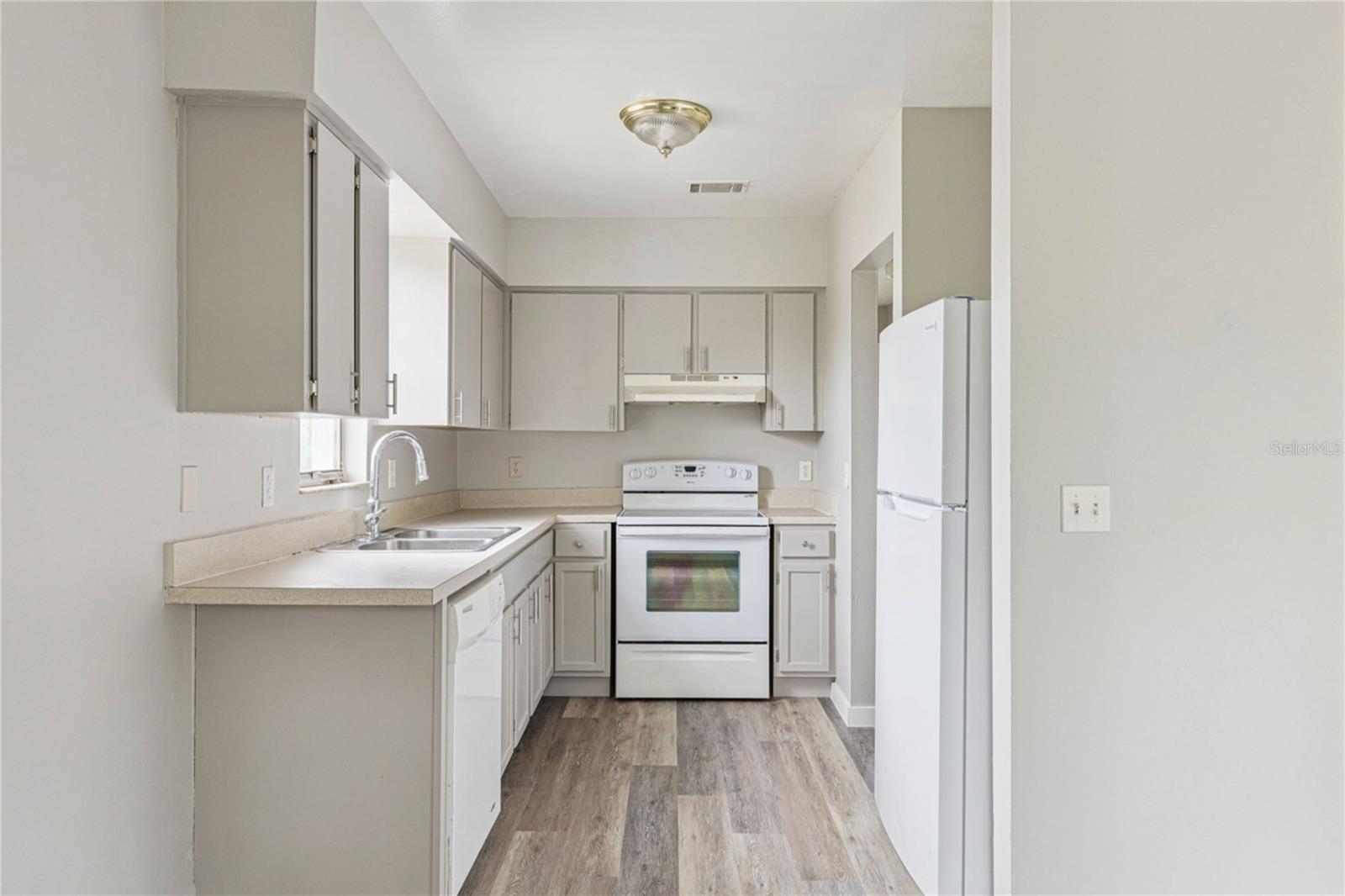 Image 2 of 8 For 46 Fairfax Avenue 46