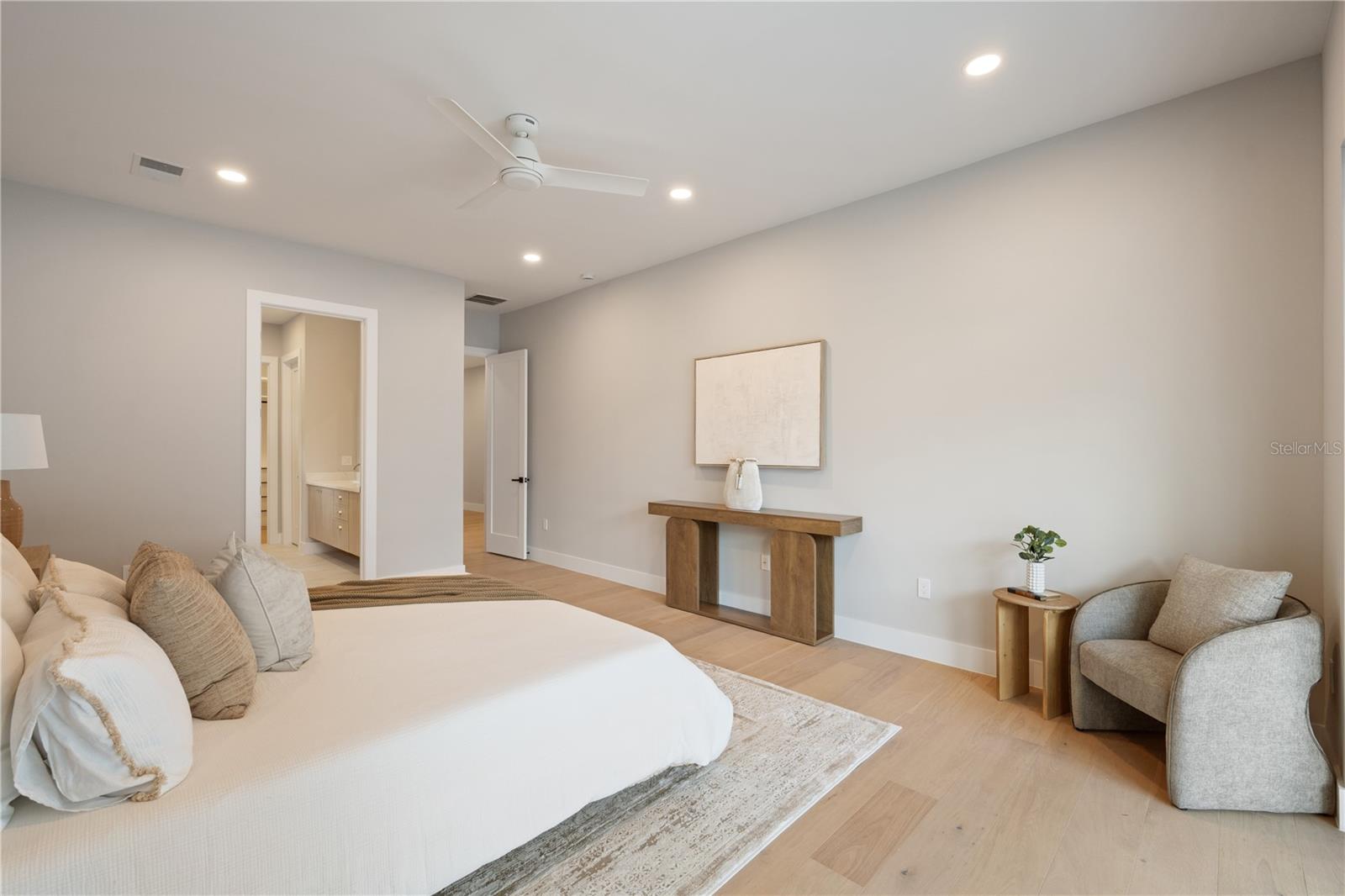 Image 14 of 42 For 1425 Yale Street