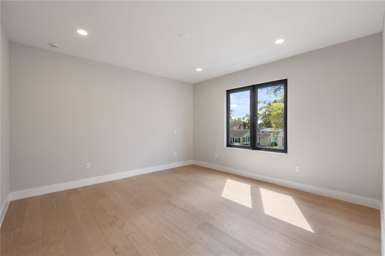 Image 22 of 42 For 1425 Yale Street