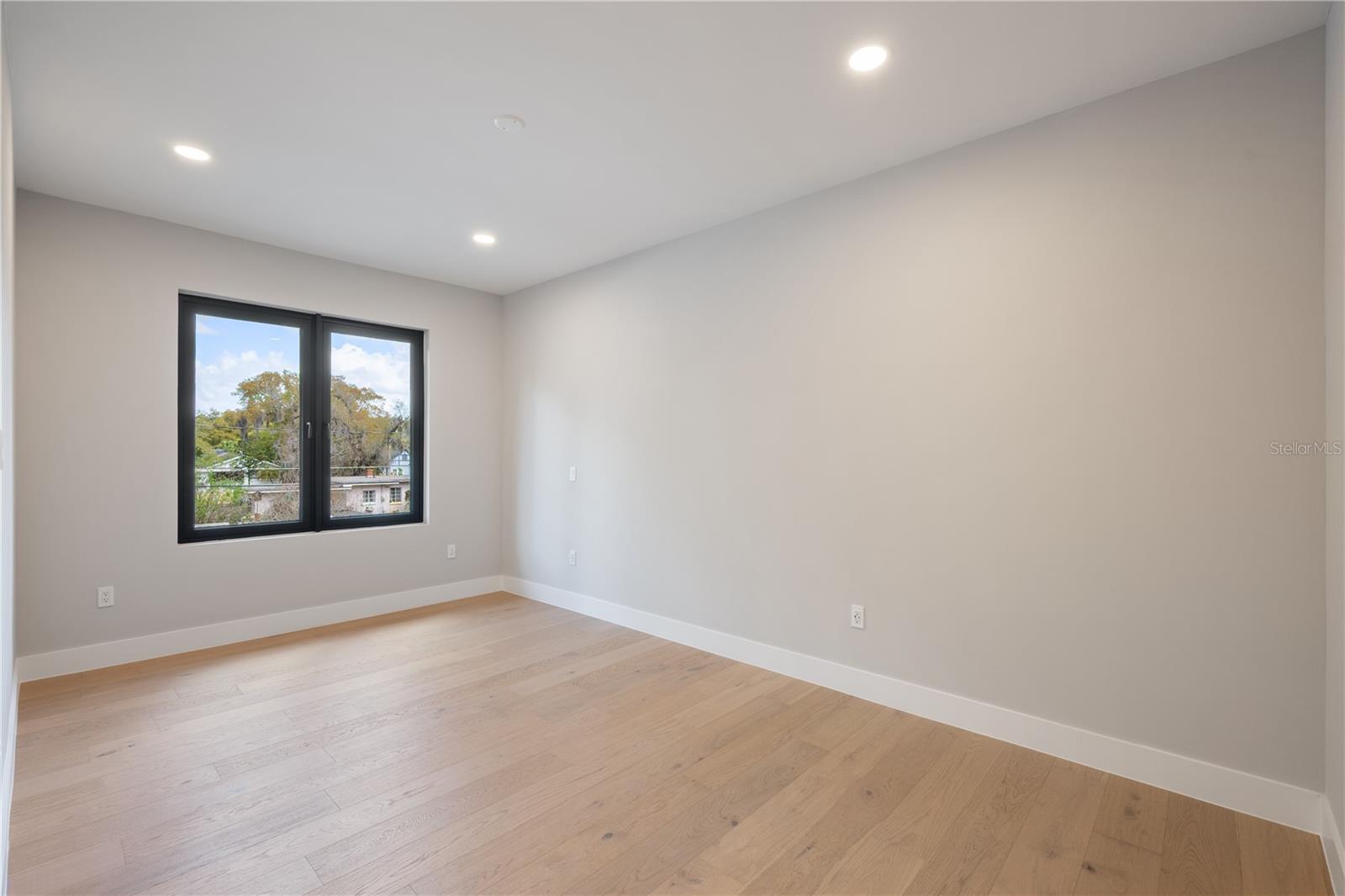 Image 24 of 42 For 1425 Yale Street