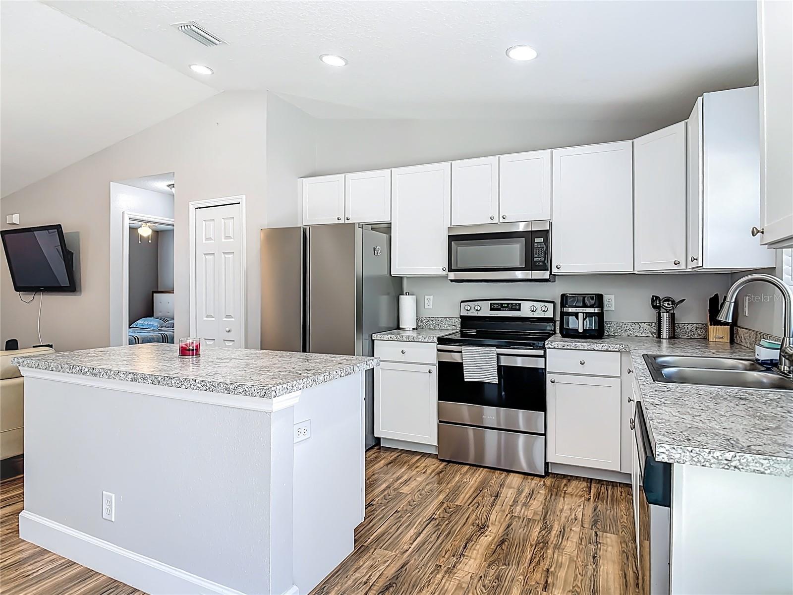 Image 13 of 47 For 640 Chestnut Avenue