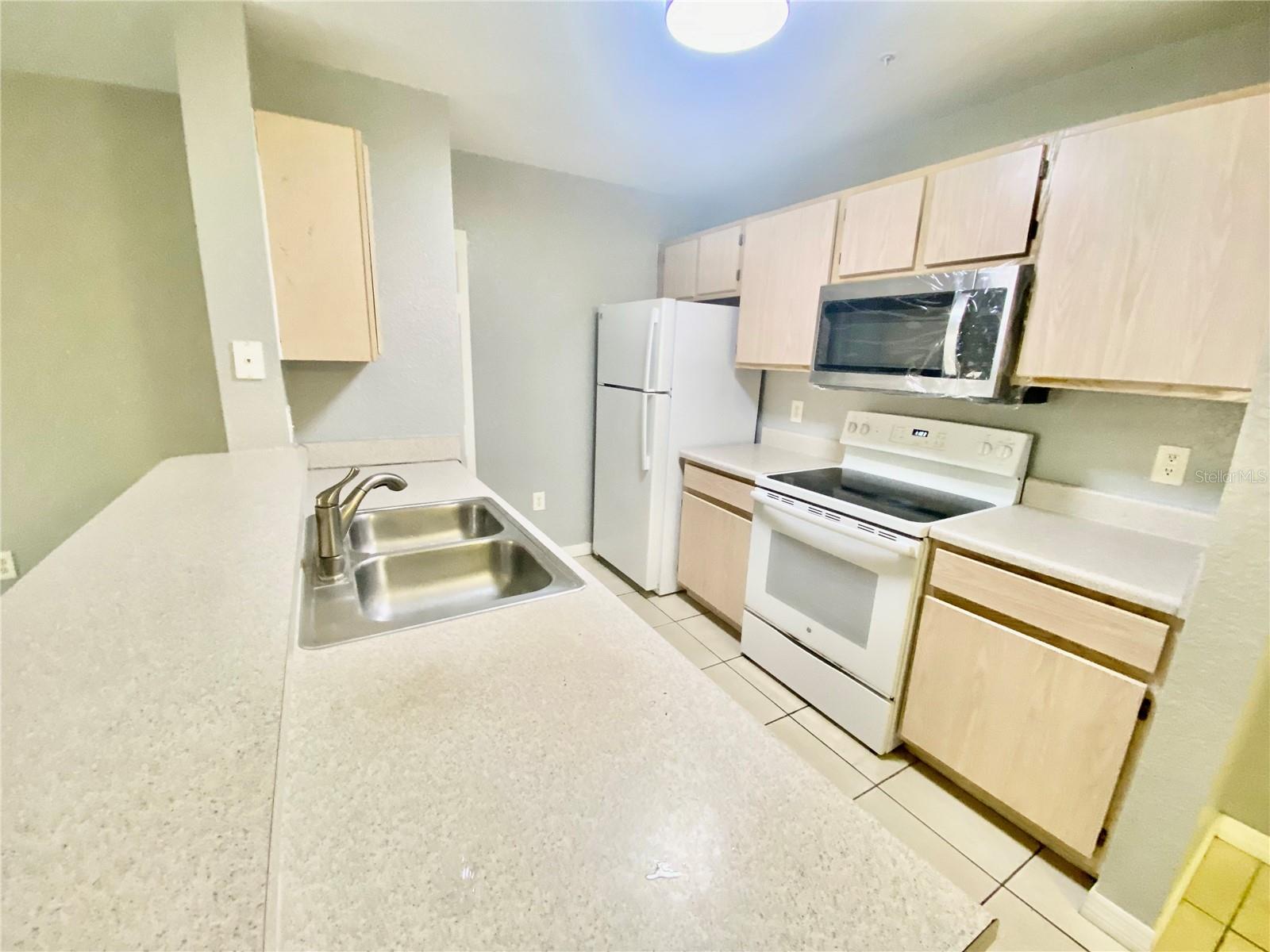 Image 10 of 23 For 5479 Vineland Road 9211