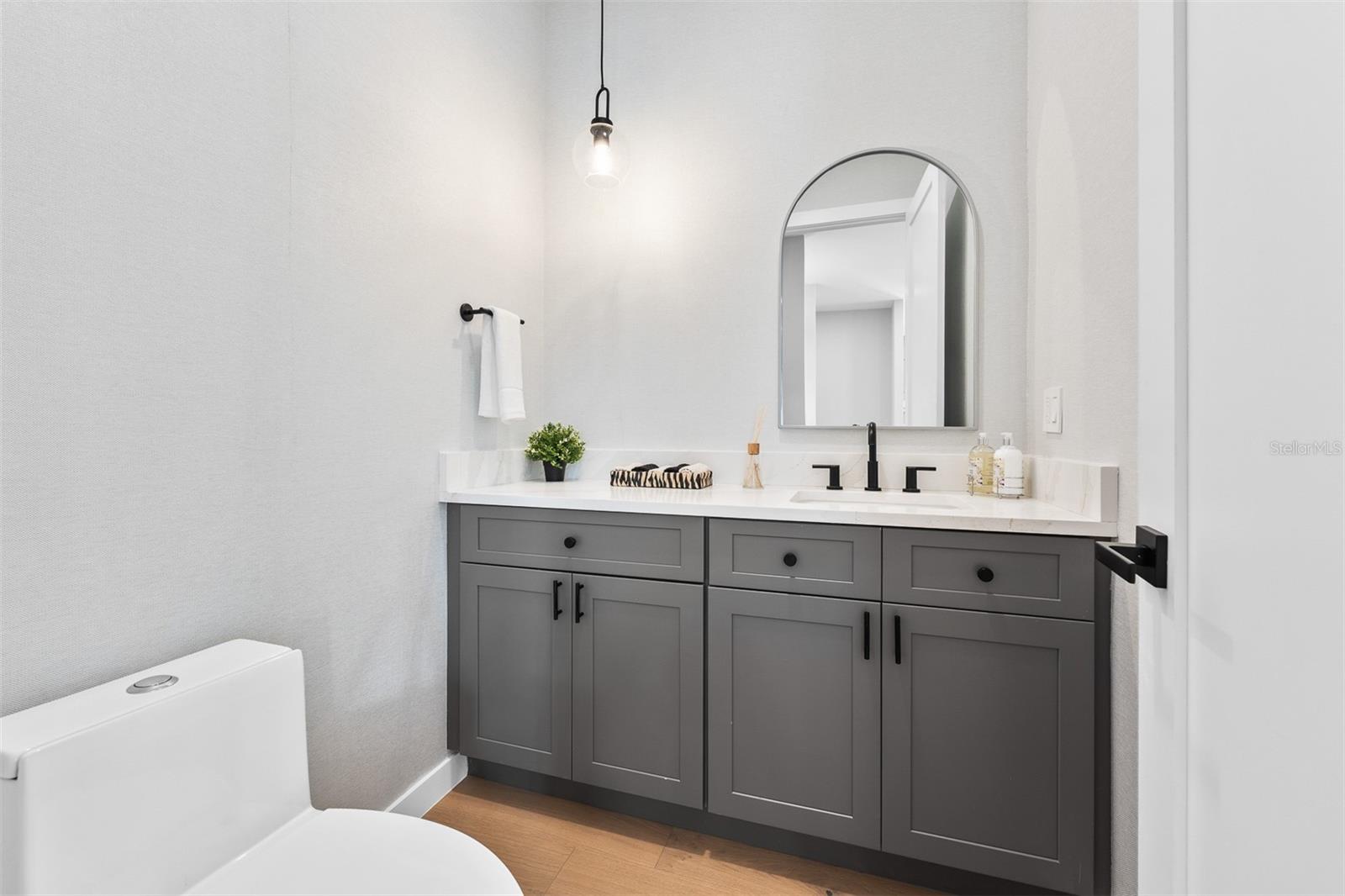 Image 49 of 69 For 22 Steele Street