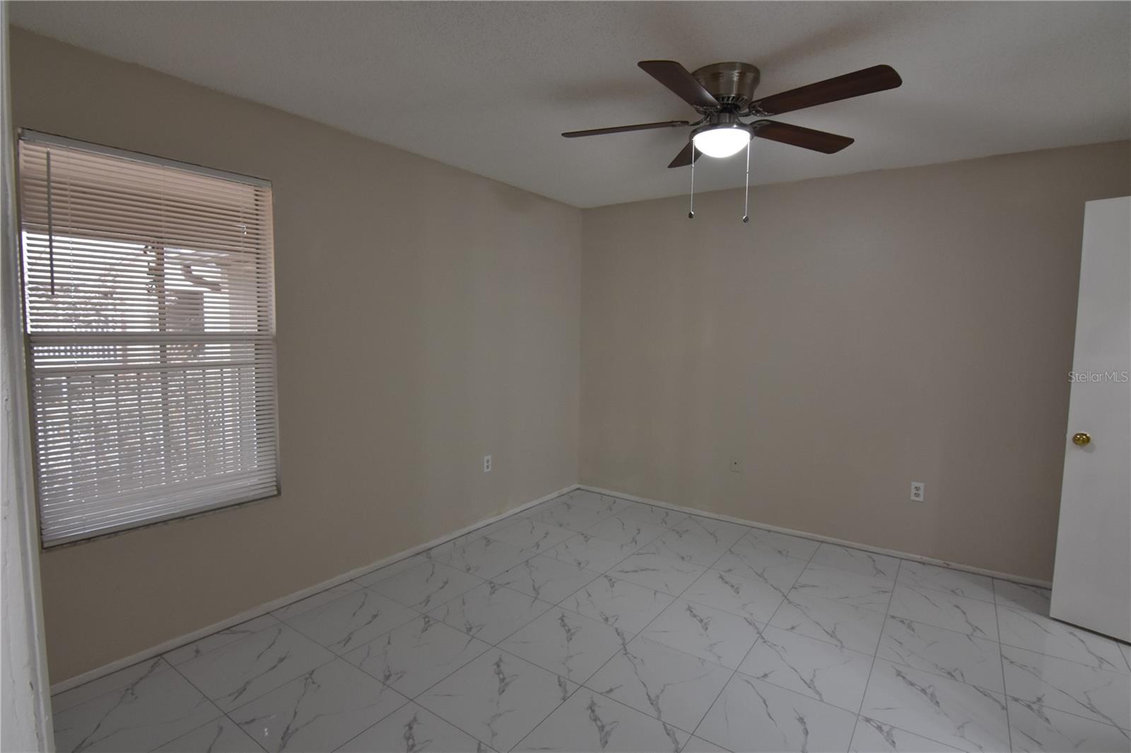 Image 15 of 19 For 637 Buoy Lane 303