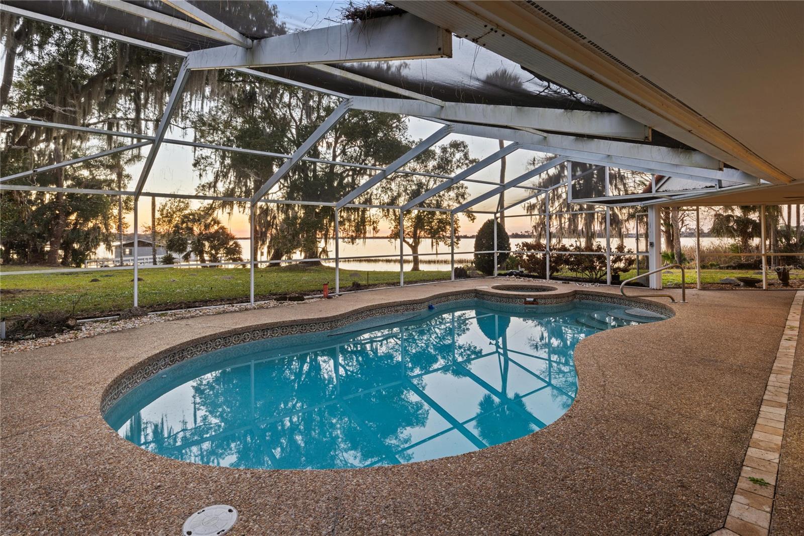 Listing photo id 11 for 6136 Dora Drive