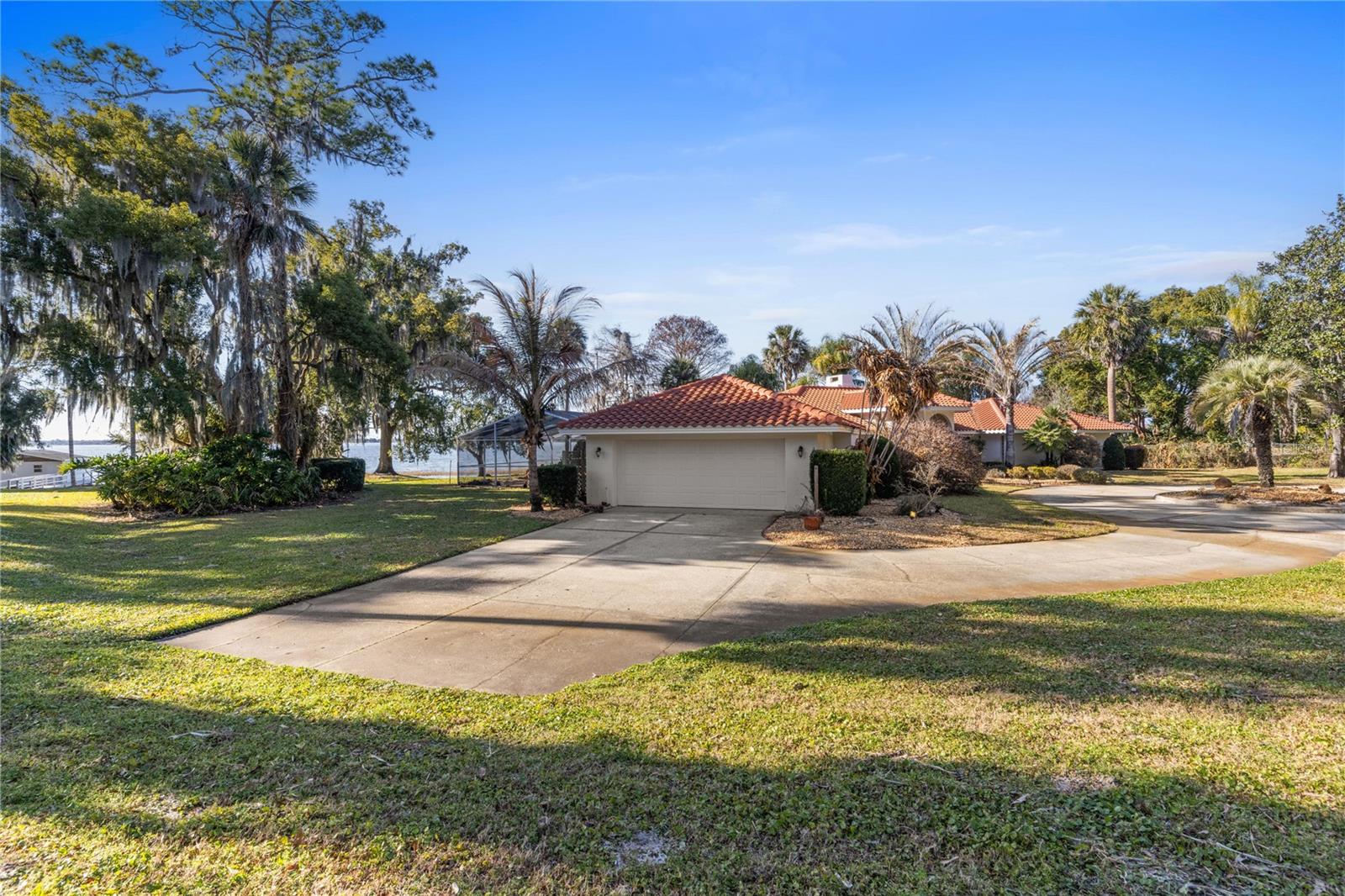 Listing photo id 13 for 6136 Dora Drive