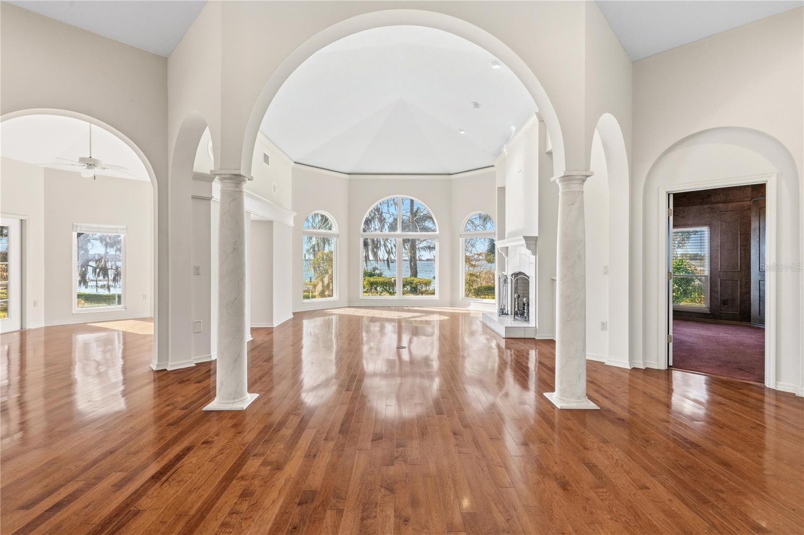 Listing photo id 16 for 6136 Dora Drive