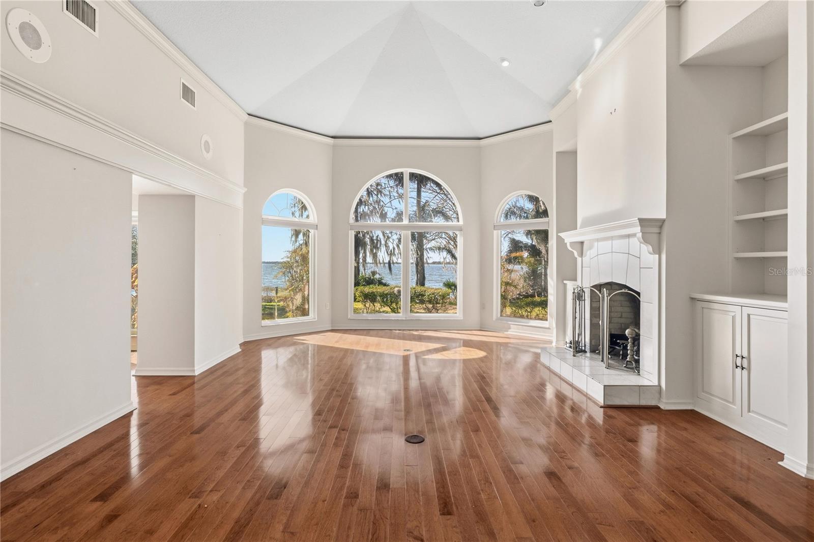 Listing photo id 17 for 6136 Dora Drive