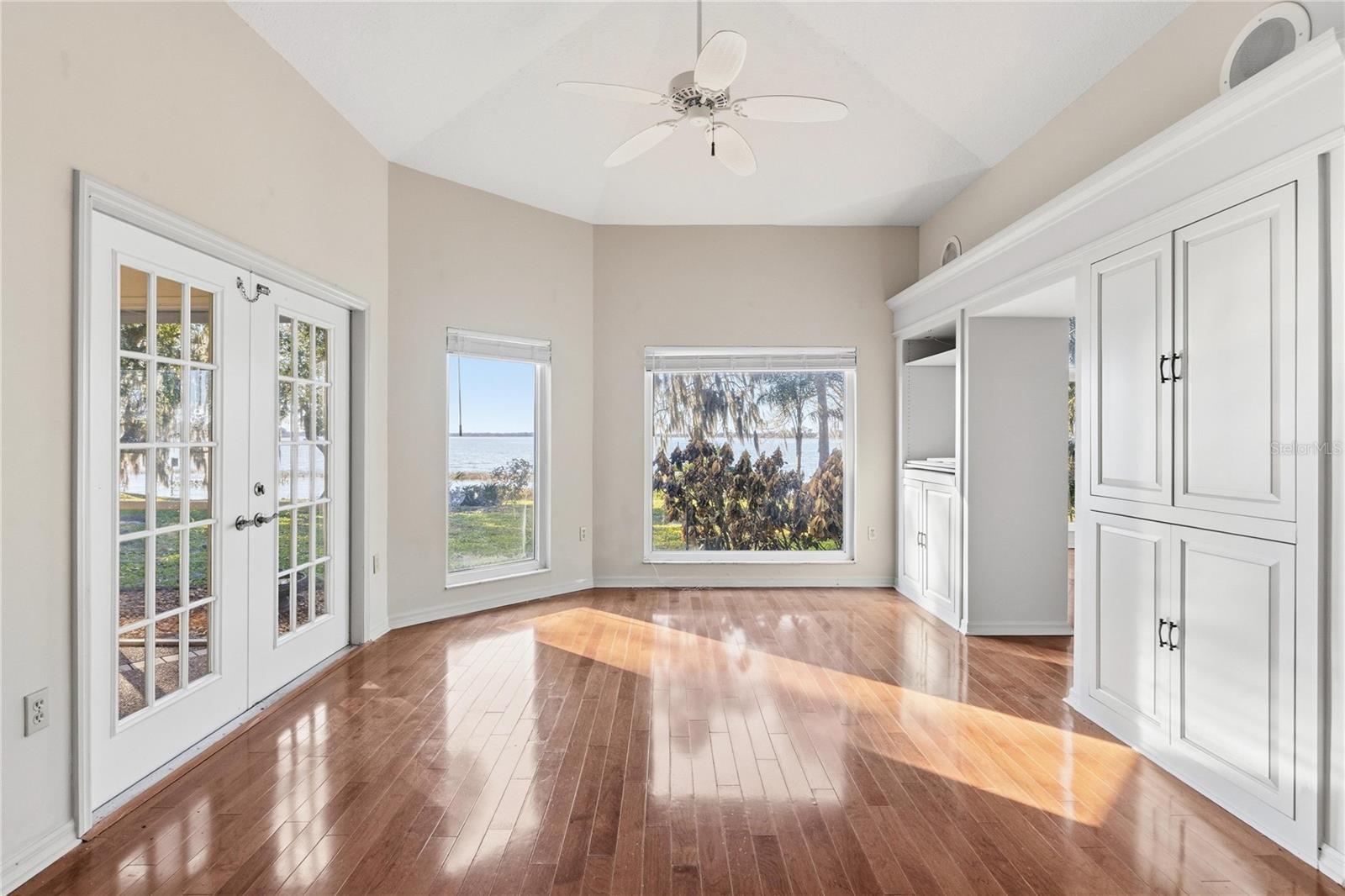 Listing photo id 19 for 6136 Dora Drive