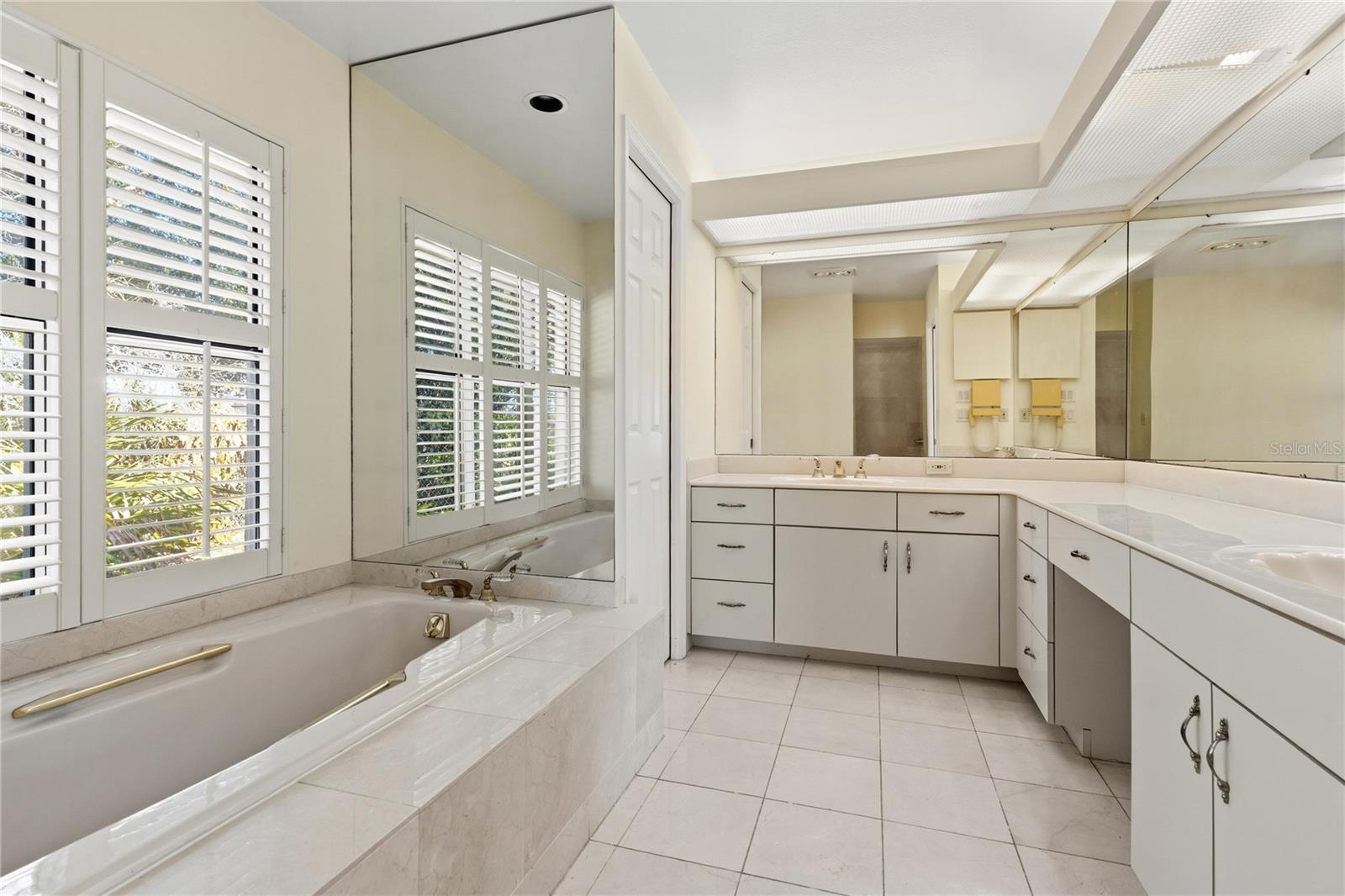 Listing photo id 24 for 6136 Dora Drive