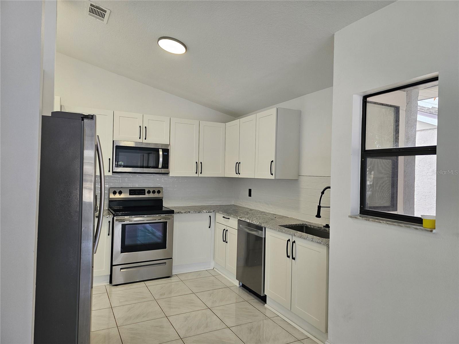 Listing photo id 8 for 826 Horseshoe Bay Drive