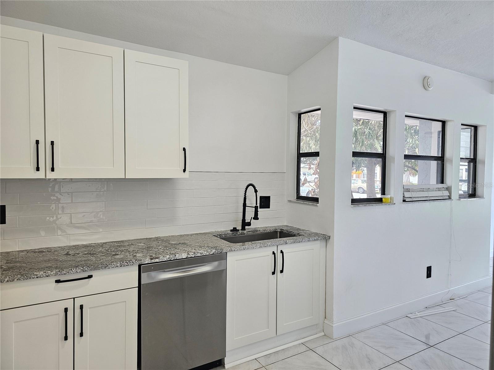 Listing photo id 10 for 826 Horseshoe Bay Drive