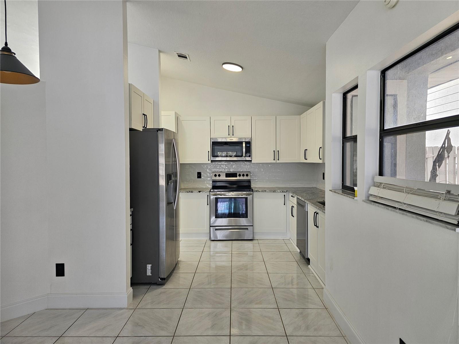 Listing photo id 12 for 826 Horseshoe Bay Drive