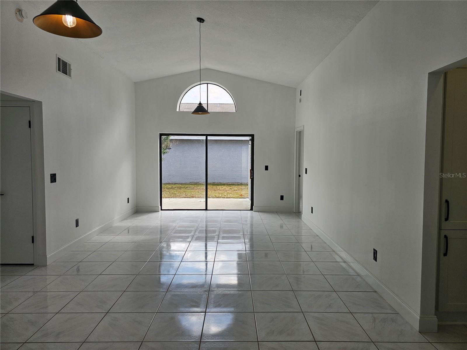 Listing photo id 13 for 826 Horseshoe Bay Drive