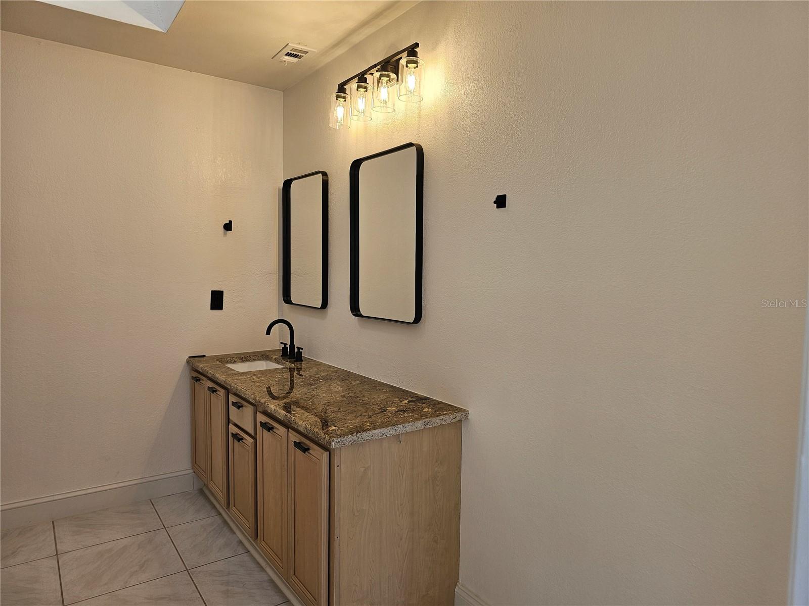 Listing photo id 14 for 826 Horseshoe Bay Drive