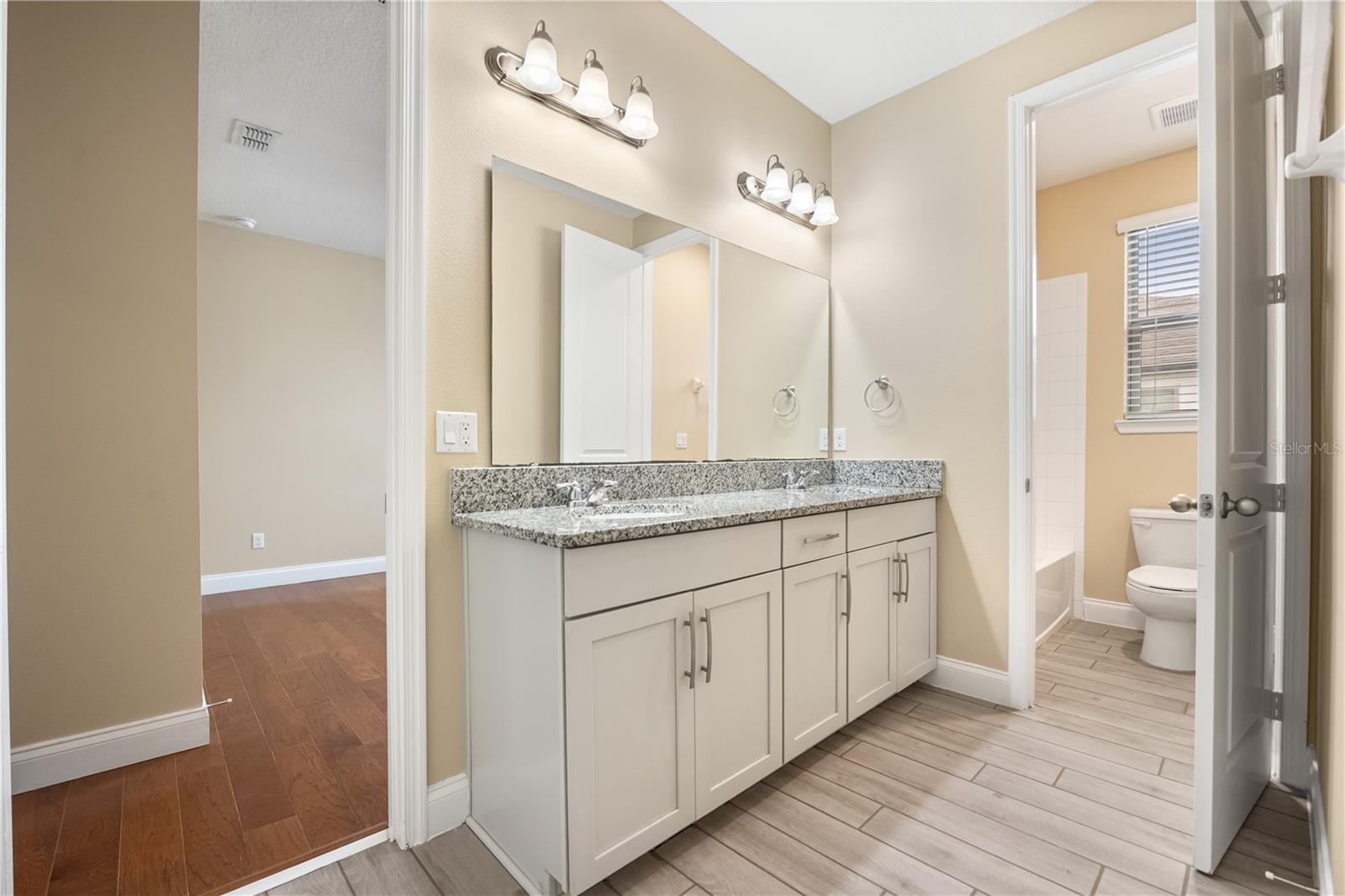 Image 29 of 63 For 8348 Vivaro Isle Way