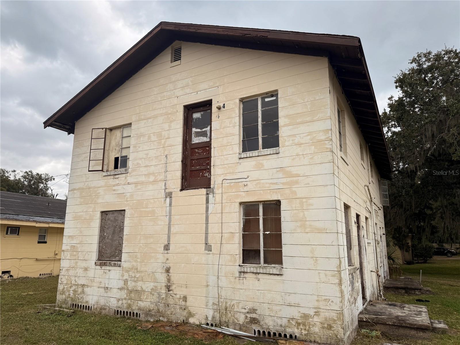 Listing photo id 6 for 1305 Baker Street