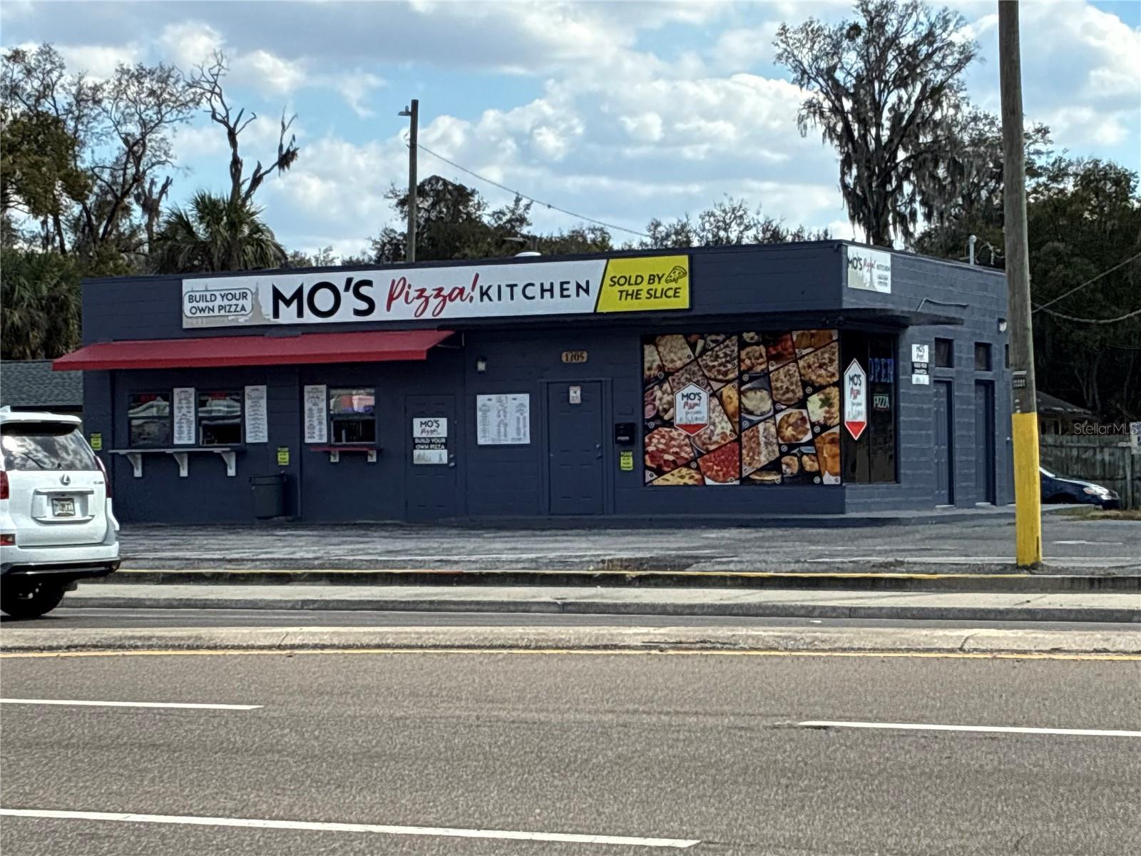 Listing photo id 7 for 1305 Baker Street