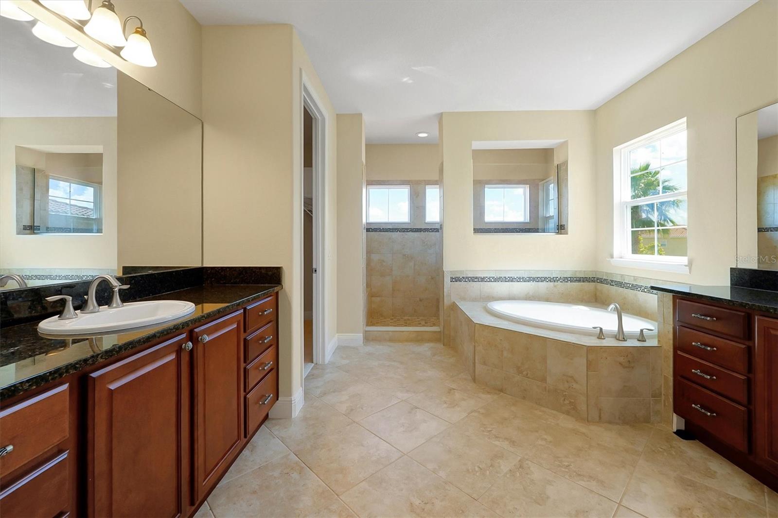 Image 32 of 65 For 880 Spinnaker Way