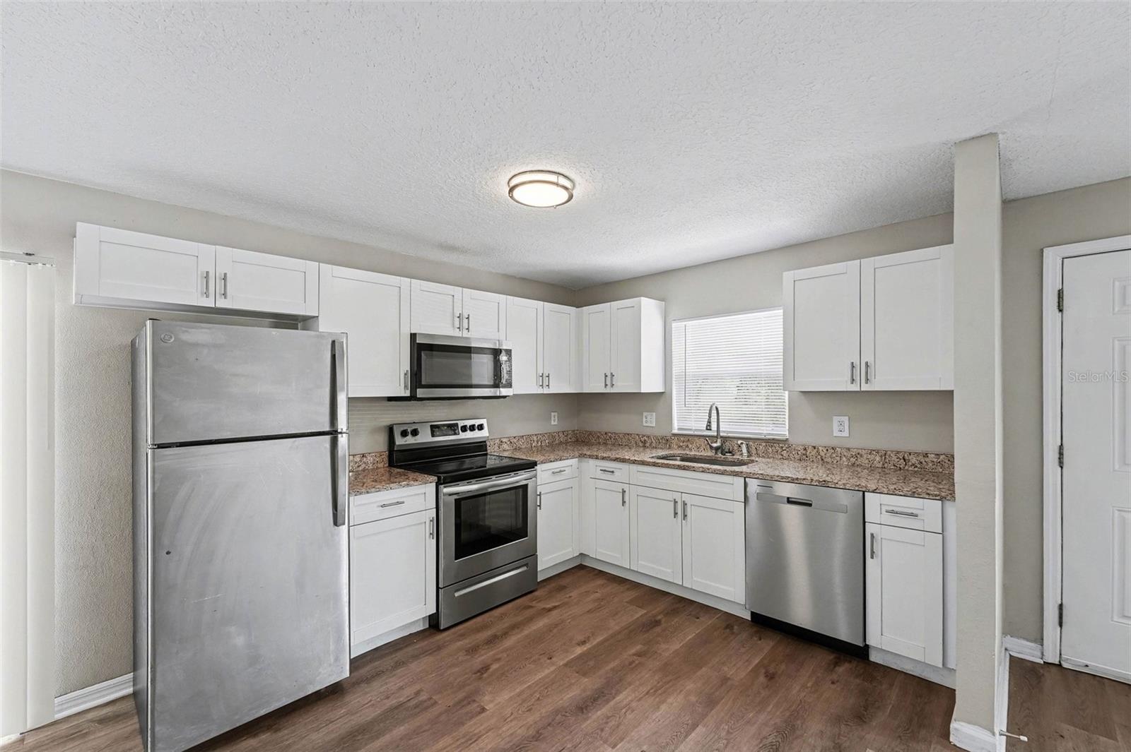 Listing photo id 3 for 919 18th Street S