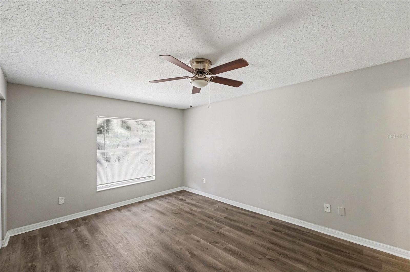 Listing photo id 5 for 919 18th Street S