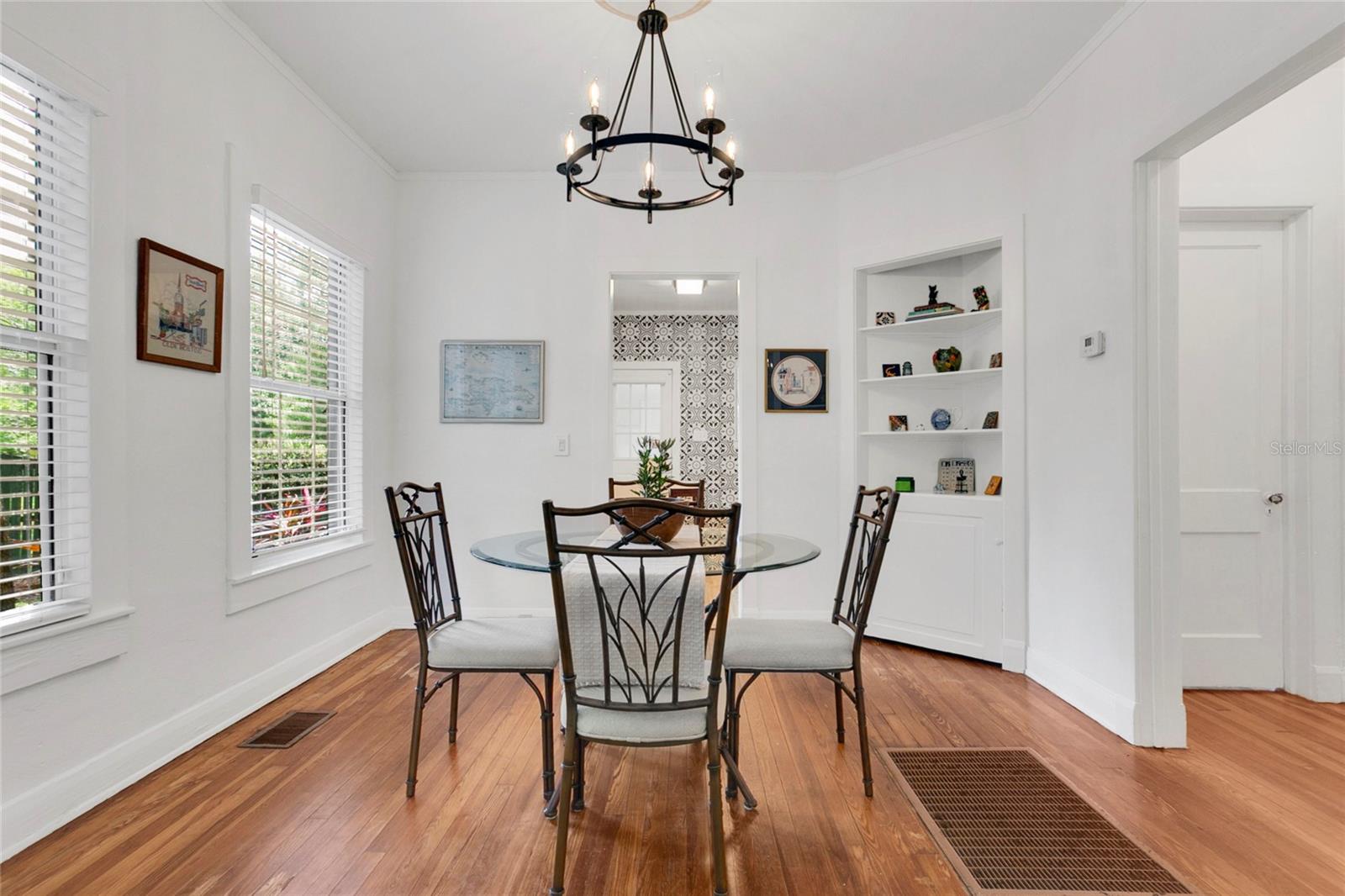 Image 13 of 31 For 416 Grandview Avenue N