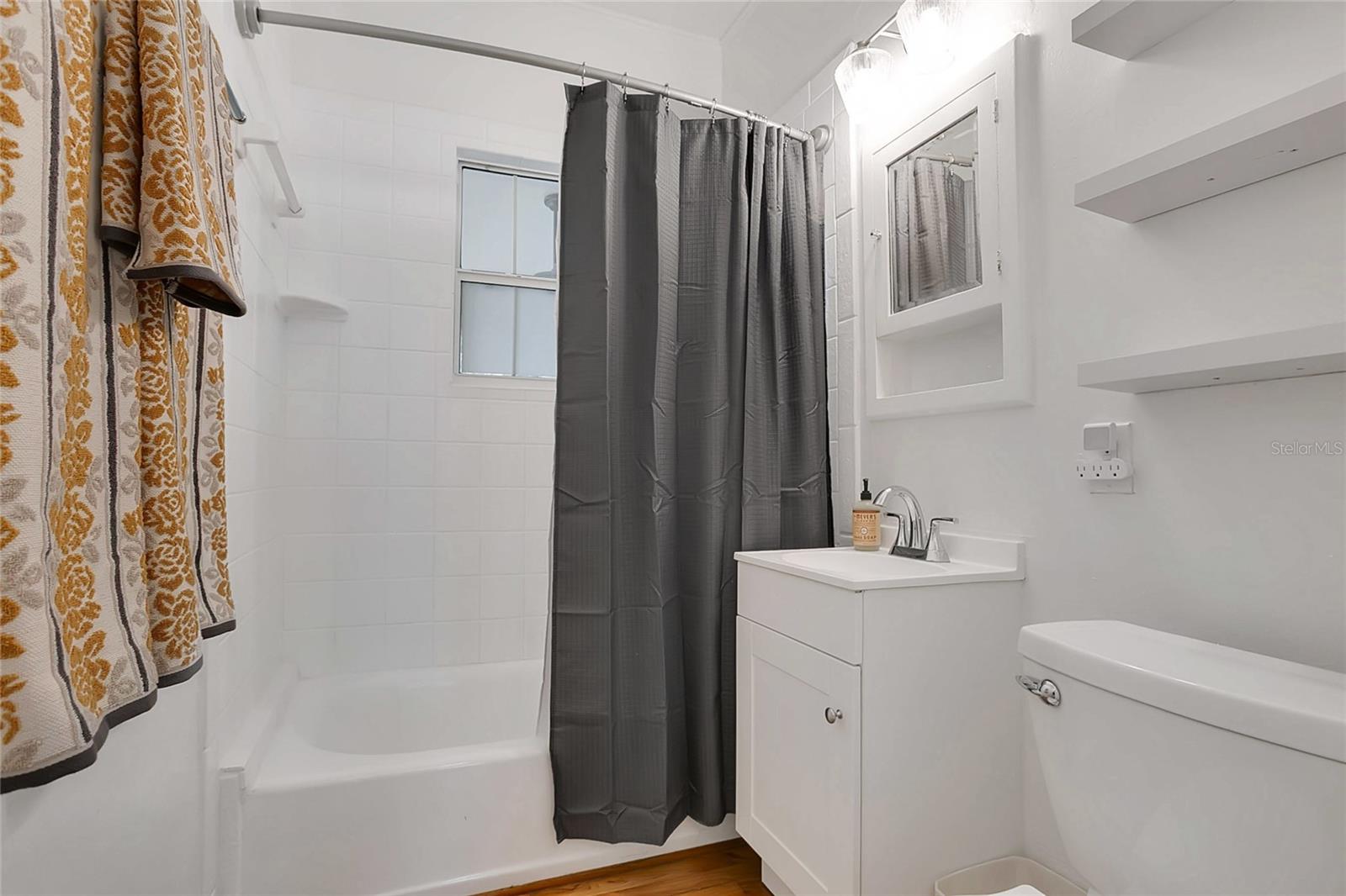 Image 15 of 31 For 416 Grandview Avenue N