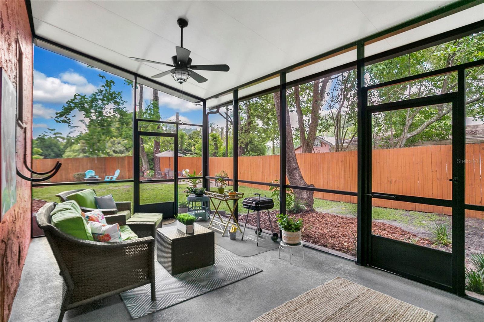 Image 18 of 31 For 416 Grandview Avenue N