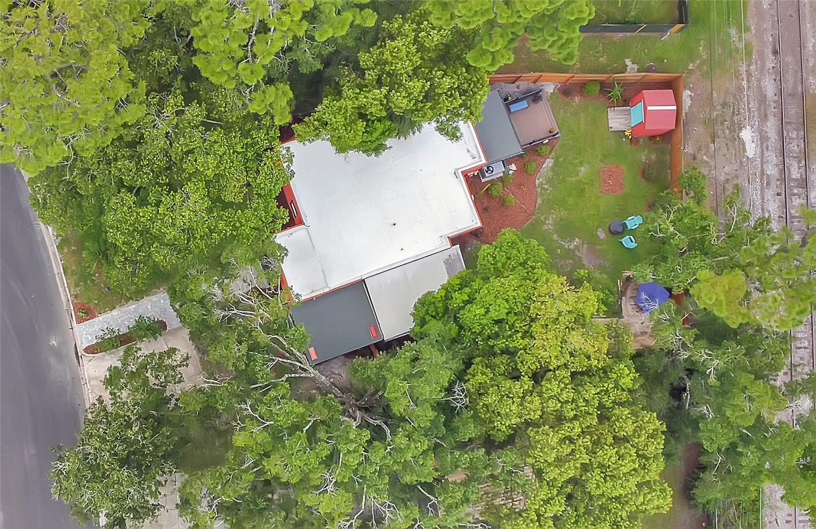 Image 28 of 31 For 416 Grandview Avenue N