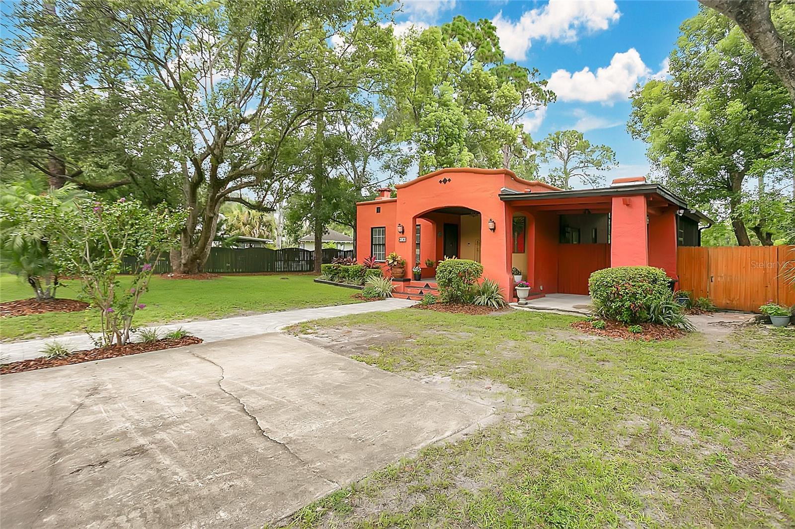 Image 3 of 31 For 416 Grandview Avenue N