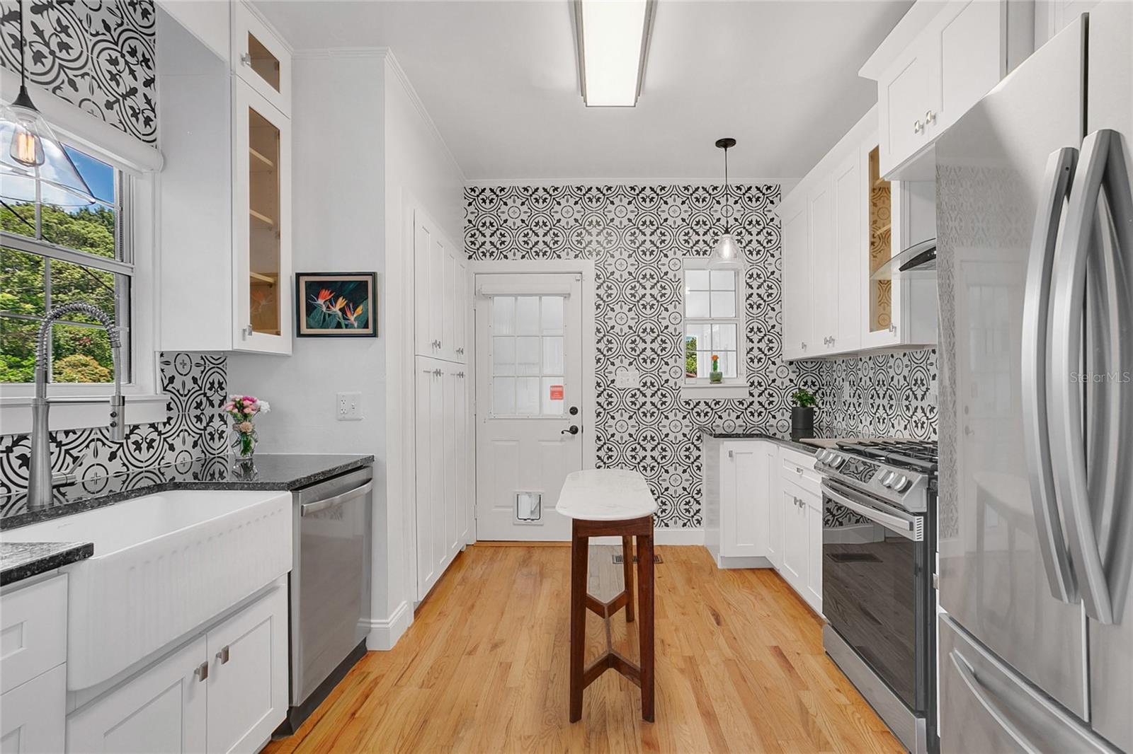 Image 9 of 31 For 416 Grandview Avenue N