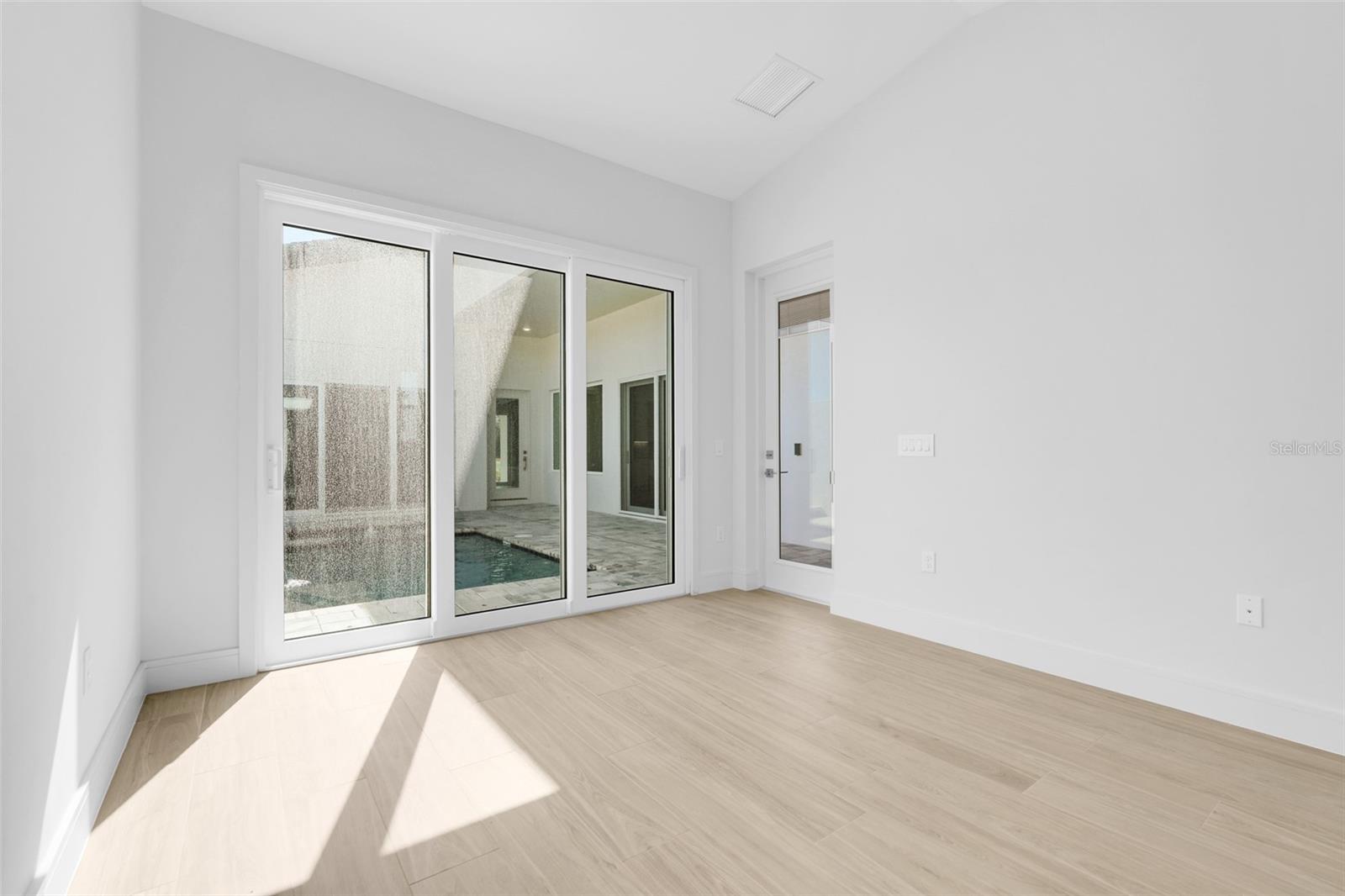 Image 18 of 39 For 3060 Kensington Avenue