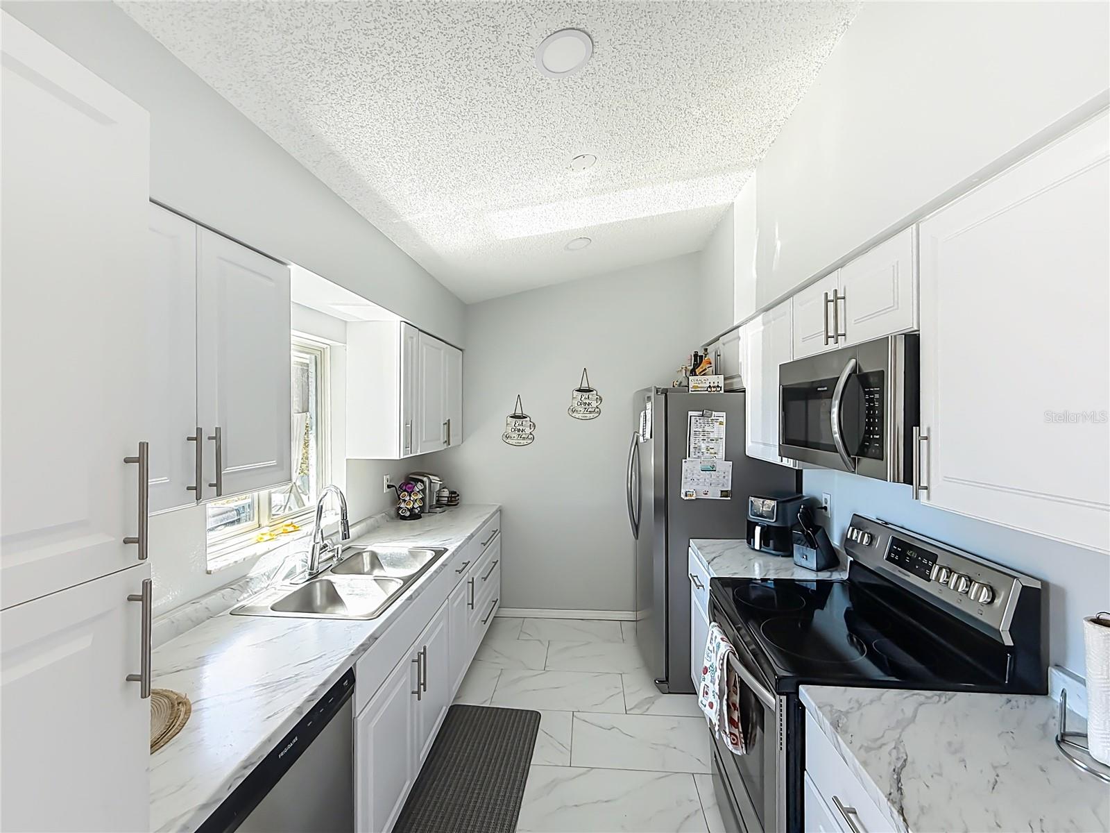 Image 12 of 39 For 107 Summerhill Court