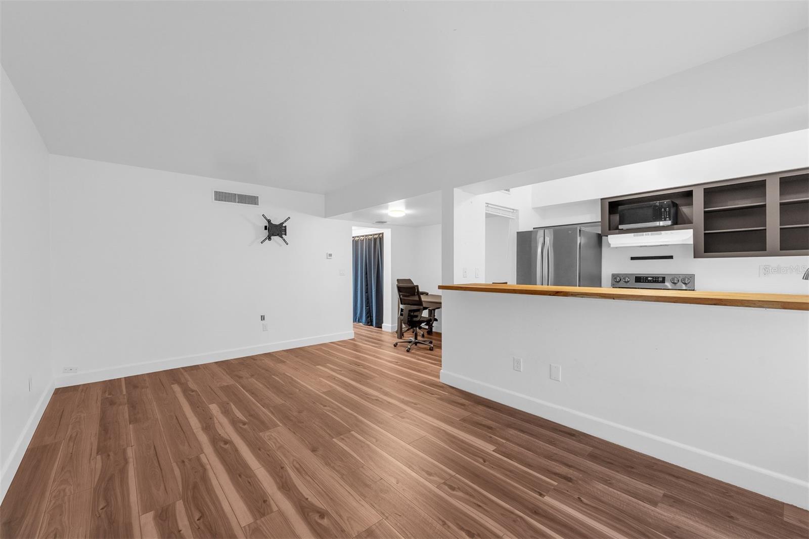 Image 9 of 34 For 1140 Orlando Avenue E2