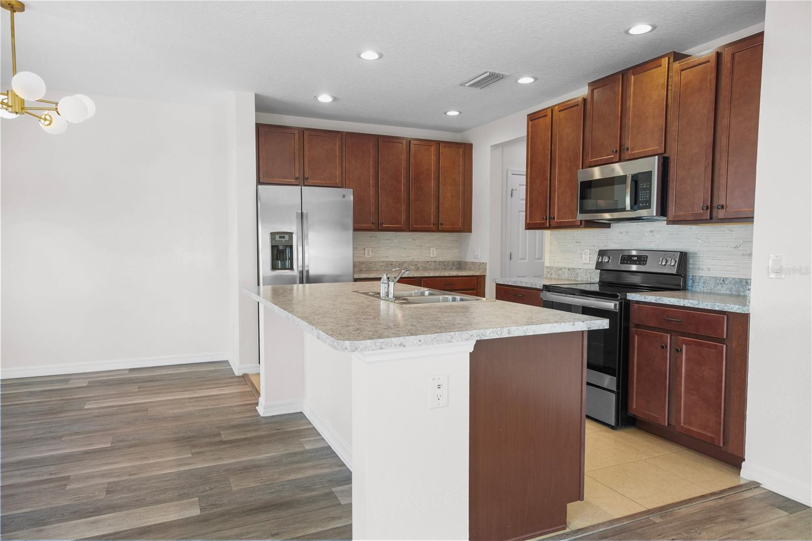 Image 17 of 46 For 922 Anna Place