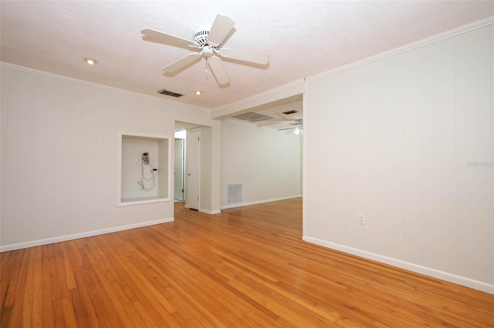 Image 14 of 47 For 819 Canovia Avenue