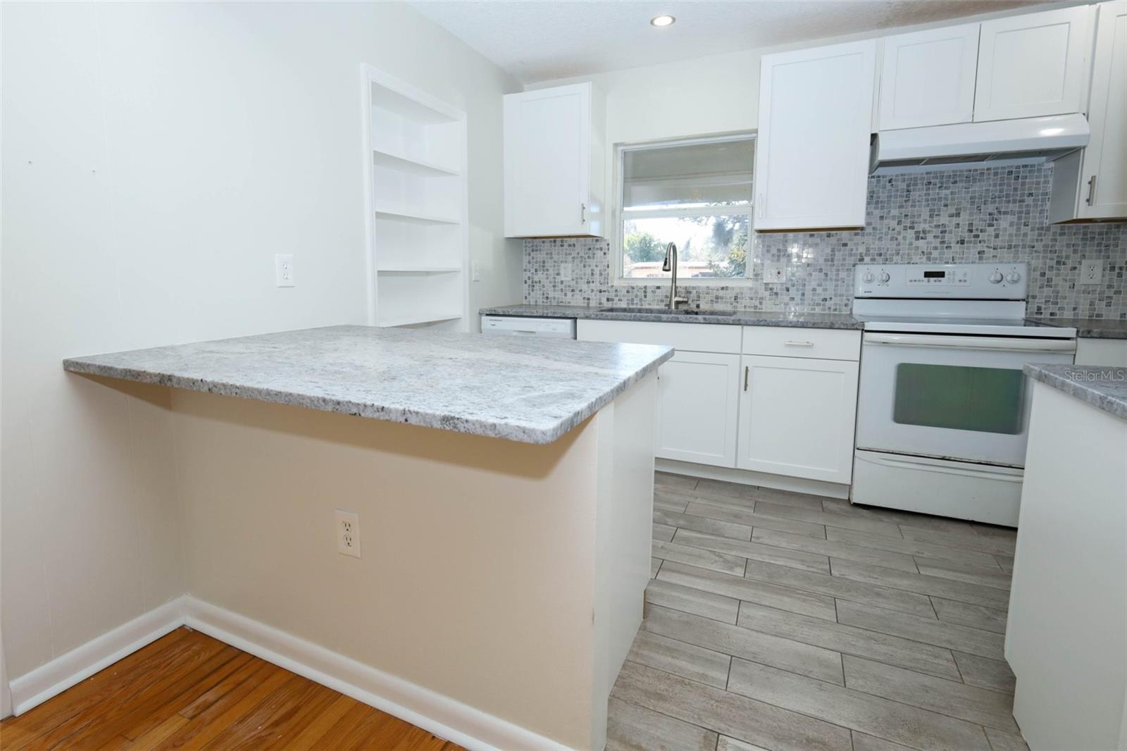 Image 16 of 47 For 819 Canovia Avenue