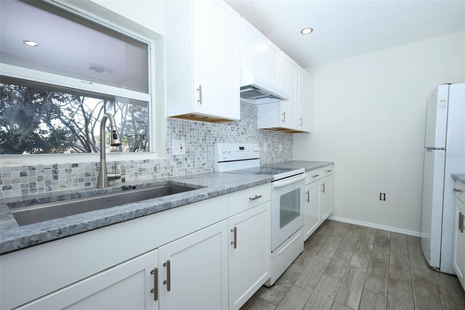 Image 17 of 47 For 819 Canovia Avenue