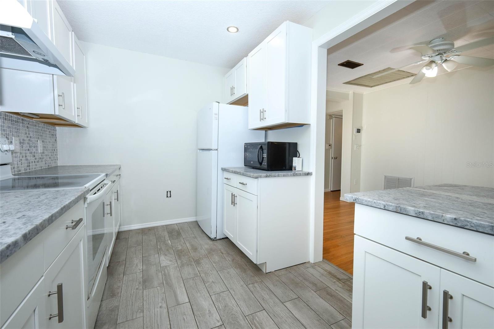 Image 18 of 47 For 819 Canovia Avenue